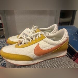 Nike DM7605-101 Wmns Dbreak SE Sun Club Sail Hot Curry Women Size 8 Sneaker